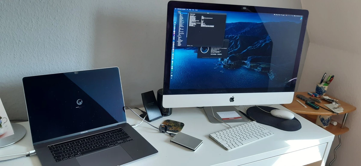 MacBook Pro und iMac am Arbeitsplatz