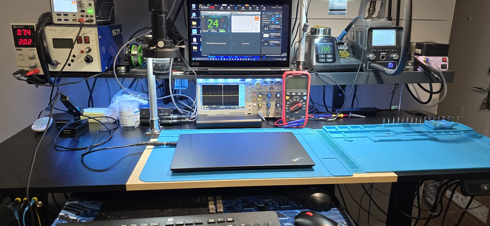 Elektronik-Reparaturplatz mit ThinkPad, Oszilloskop, Multimeter und Lötstationen