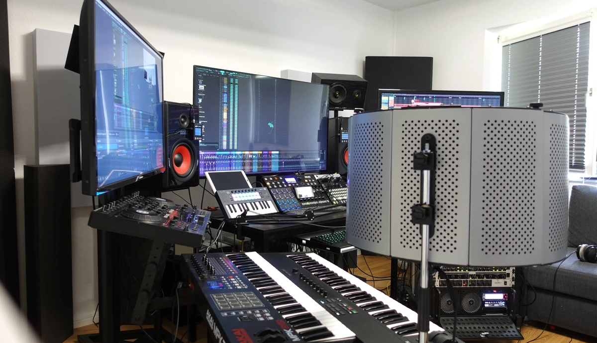 Studio-Arbeitsplatz mit Mikrofon und Keyboards