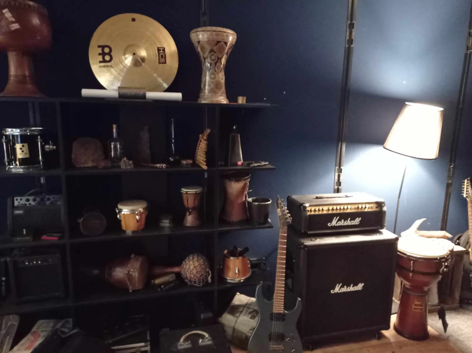 Percussion-Instrumente, Gitarre und Marshall-Verstärker im Proberaum
