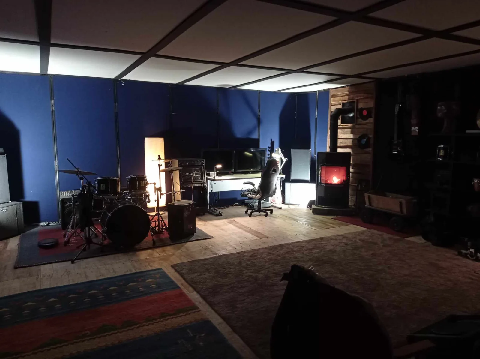 Proberaum mit Schlagzeug, Arbeitsplatz und Platz für gemeinsame Musik
